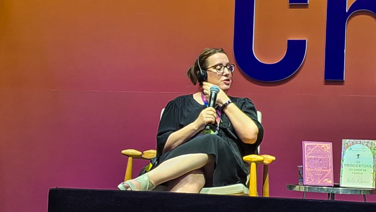 Julia Quinn Participa de Eventos Com Fãs durante a Bienal do Livro no Rio de Janeiro