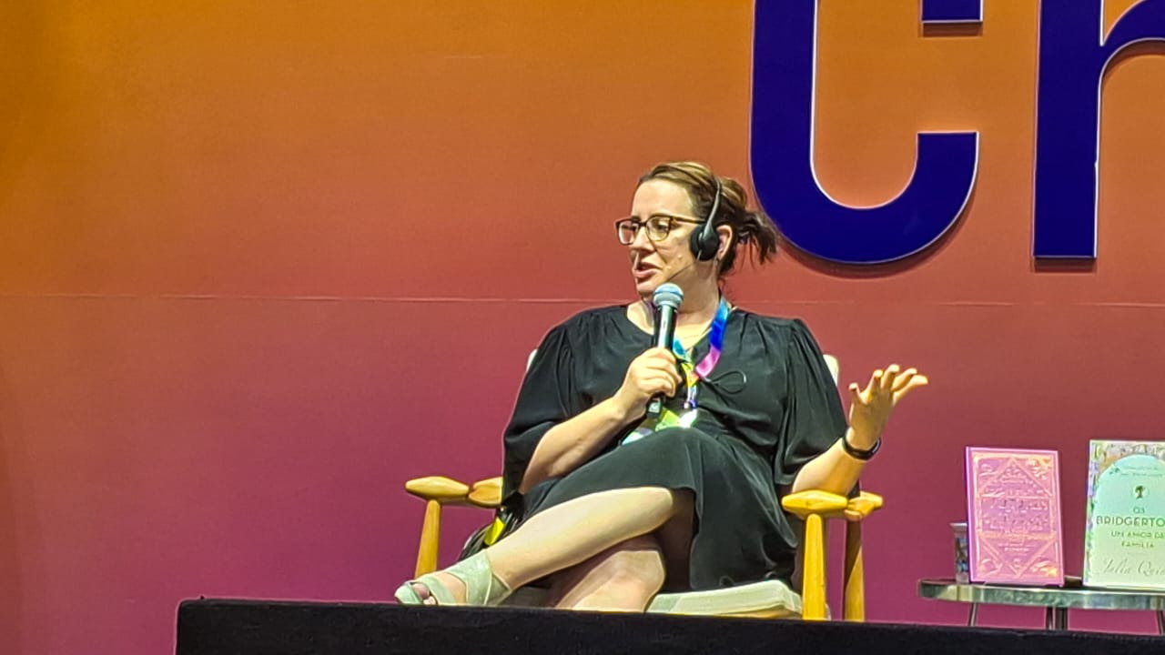 Julia Quinn Participa de Eventos Com Fãs durante a Bienal do Livro no Rio de Janeiro