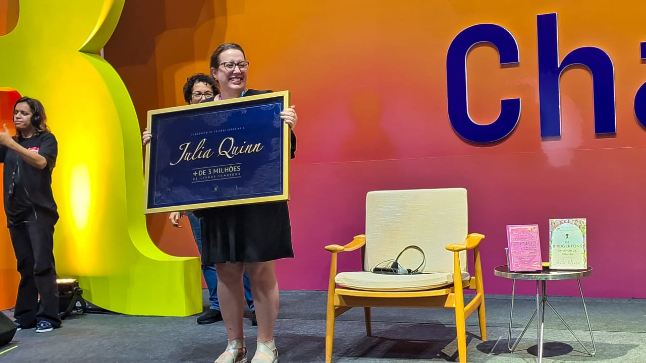 Julia Quinn Participa de Eventos Com Fãs durante a Bienal do Livro no Rio de Janeiro