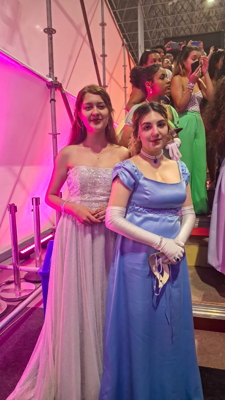 Julia Quinn Participa de Eventos Com Fãs durante a Bienal do Livro no Rio de Janeiro