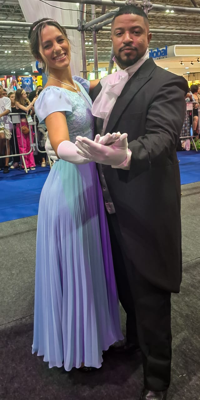 Julia Quinn Participa de Eventos Com Fãs durante a Bienal do Livro no Rio de Janeiro