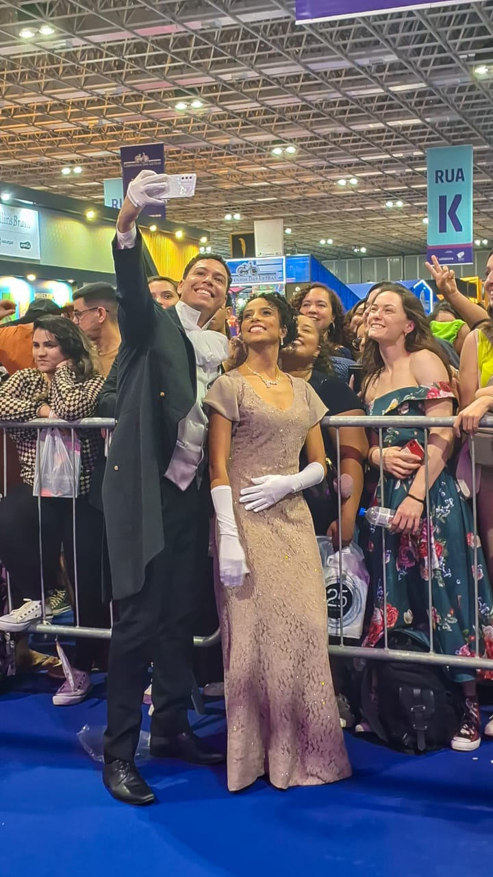 Julia Quinn Participa de Eventos Com Fãs durante a Bienal do Livro no Rio de Janeiro