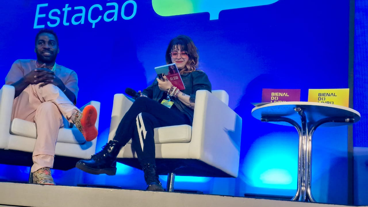 Autoras de "Um Ano Inesquecível (Thalita Rebouças, Bruna Vieira, Paula Pimenta e Babi Dewet) participam de Bate Papo com Fãs durante a Bienal do Livro