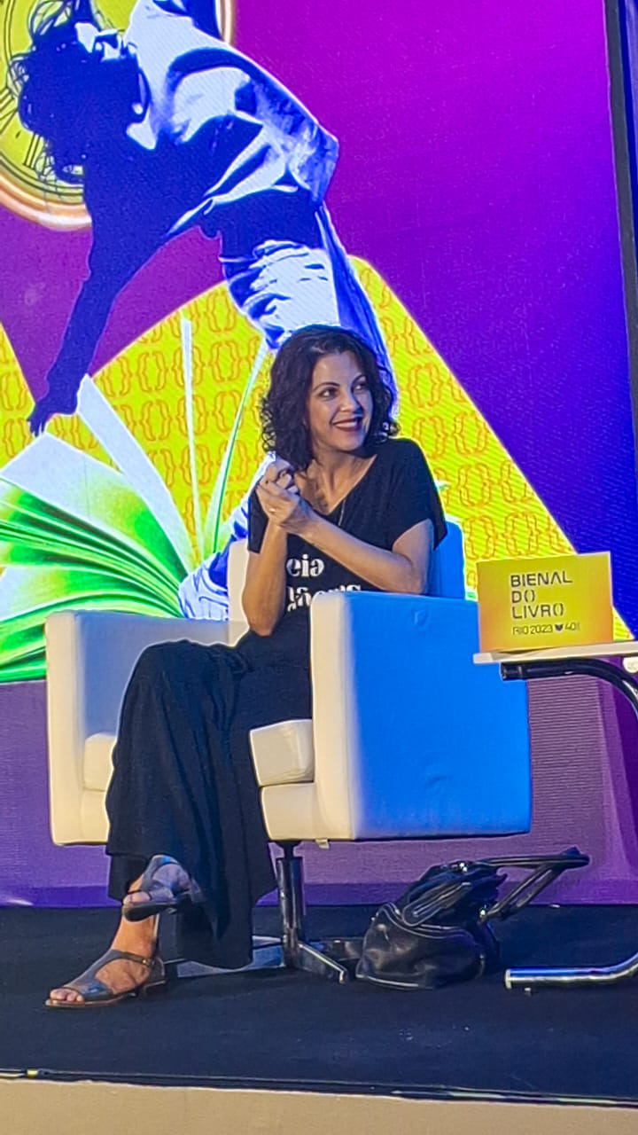 Autoras de "Um Ano Inesquecível (Thalita Rebouças, Bruna Vieira, Paula Pimenta e Babi Dewet) participam de Bate Papo com Fãs durante a Bienal do Livro