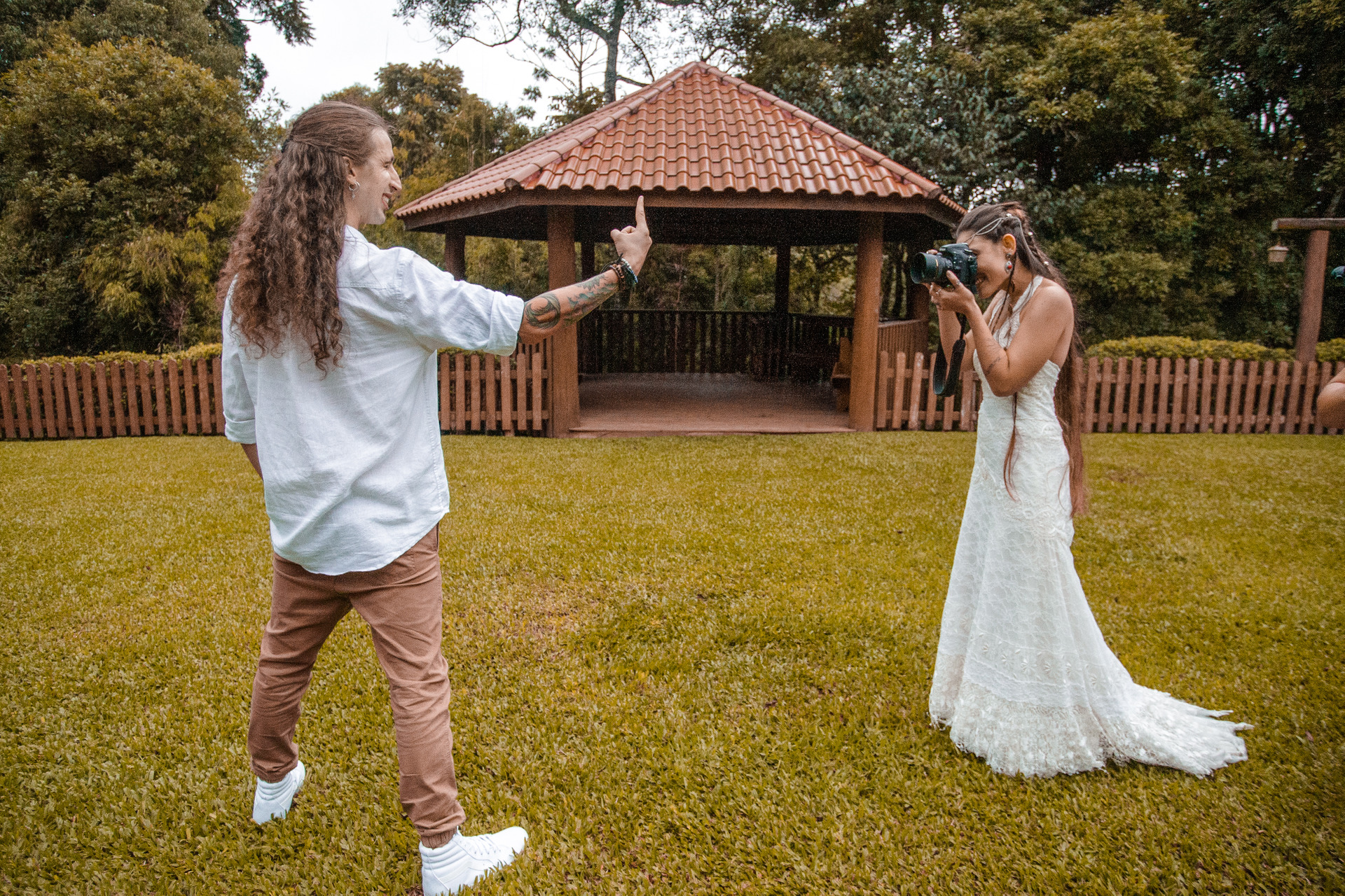 fotógrafo de casamento noiva fotógrafa faz foto do noivo
