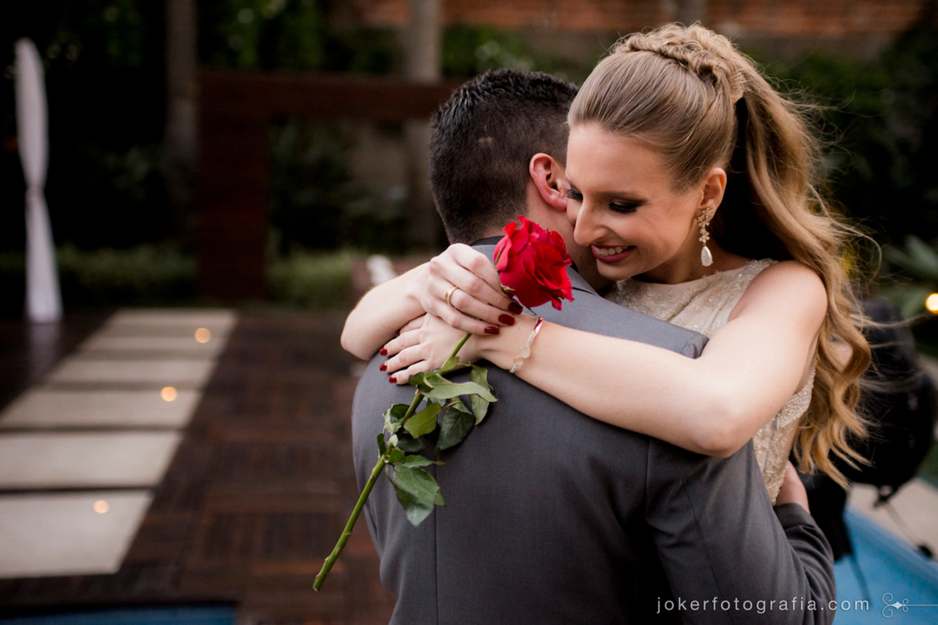 fotógrafo de casamento retrata momento first look do casal de noivos