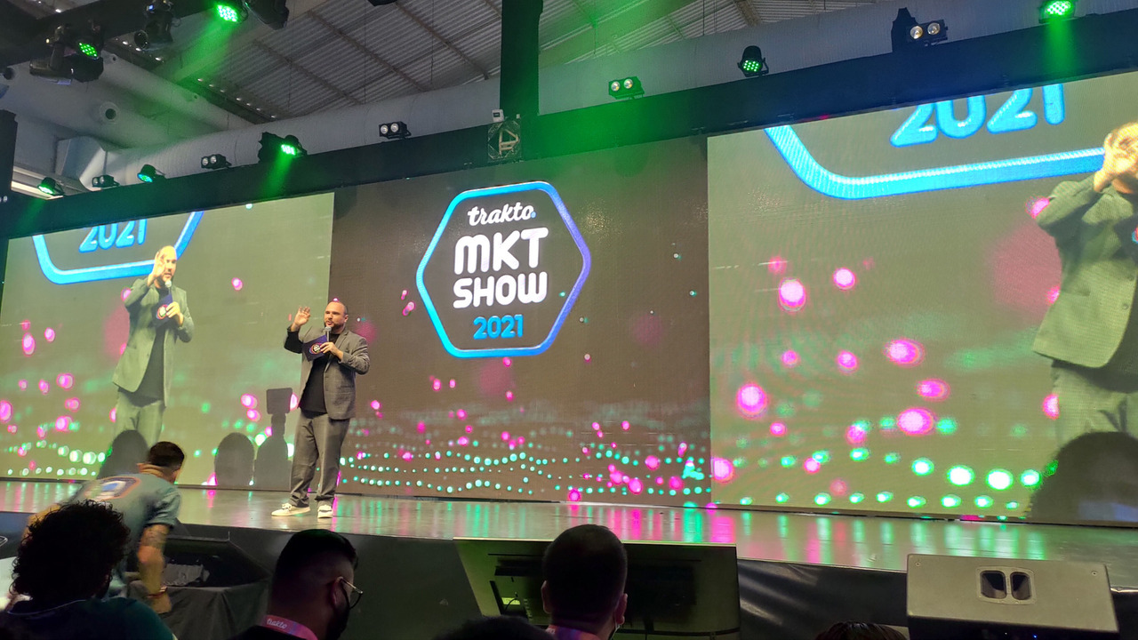 Ed Gama no palco do Trakto Marketing Show 2021.