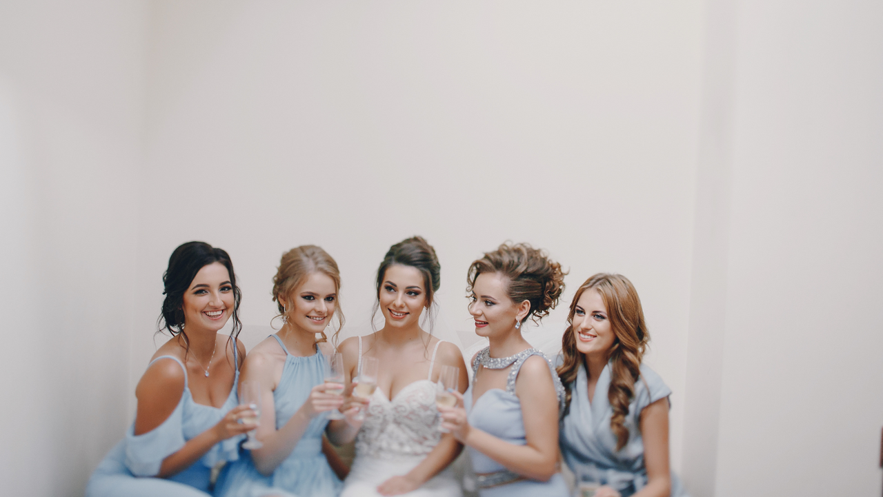 IMAGEM_ Noiva rindo com madrinhas, ALT TEXT_ Alegria e alívio da noiva em casamento, fotógrafo de casamento experiente