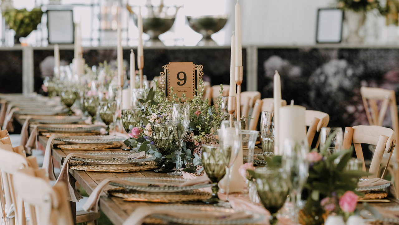Mesa de mini wedding decorada com arranjos florais sofisticados, louças finas e iluminação ambiente, mostrando luxo e atenção aos detalhes.