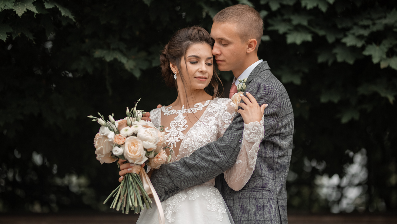 Fotógrafo de casamento capturando momento autêntico e emocionante de noivos em mini wedding, com foco na expressão e na luz natural.