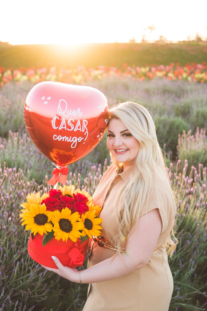 Noiva com seu balão: quer casar comigo? Pedido de casamento surpresa no Macena Flores em Holambra