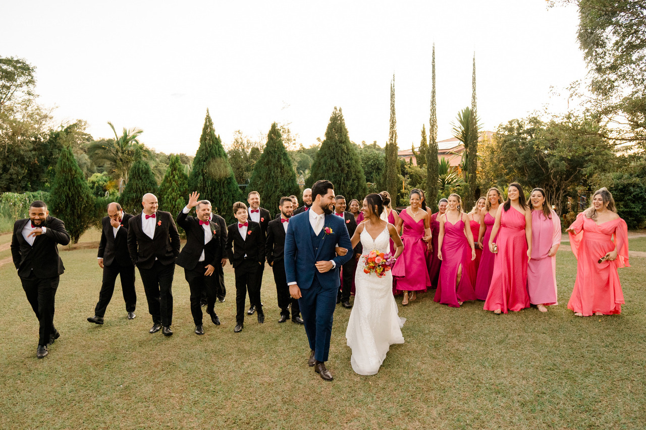 Fotografia de casamento documental, foto expontanea dos noivos com os padrinhos - Casamento no espaço Guaiçara em Cosmópolis