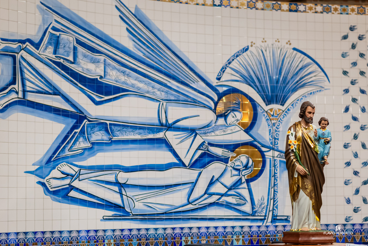Painel artístico no Santuário Nacional de Aparecida com azulejos azuis e imagem religiosa — casamento em Aparecida SP