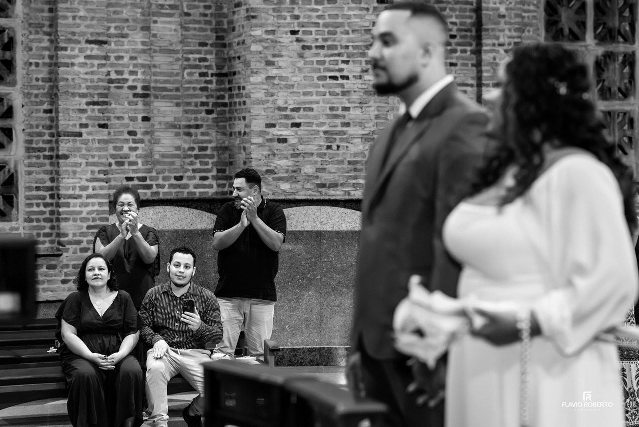 Convidados emocionados durante casamento em Aparecida com aplausos e reação espontânea na cerimônia