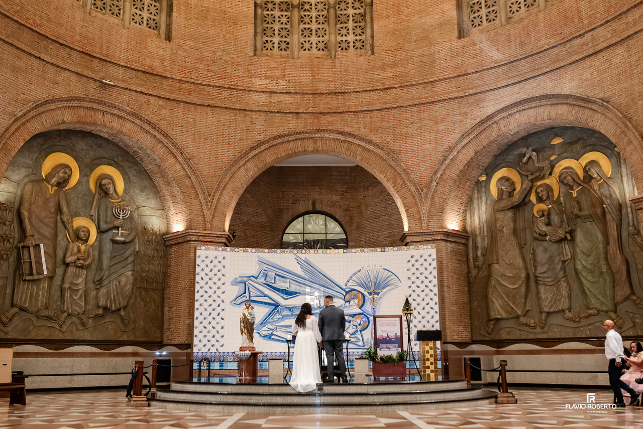 Casamento no altar do Santuário Nacional de Aparecida com visão ampla da igreja e arquitetura imponente
