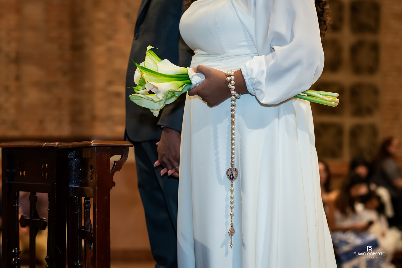 Detalhe do buquê de noiva com lírios brancos e terço durante casamento no Santuário de Aparecida
