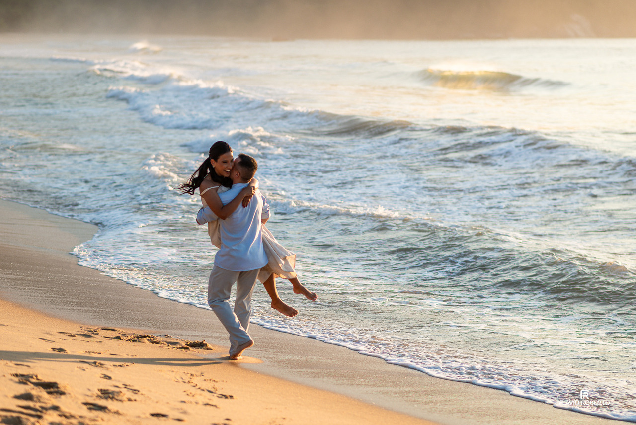 ensaio pré wedding em Ubatuba casal brincando na praia com movimento e espontaneidade