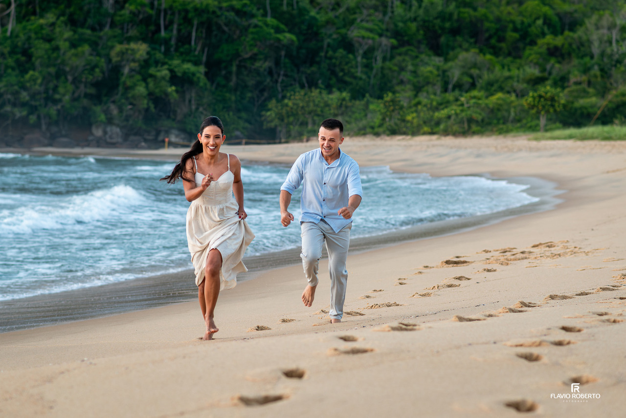 ensaio pré wedding em Ubatuba casal correndo na praia com leveza e espontaneidade