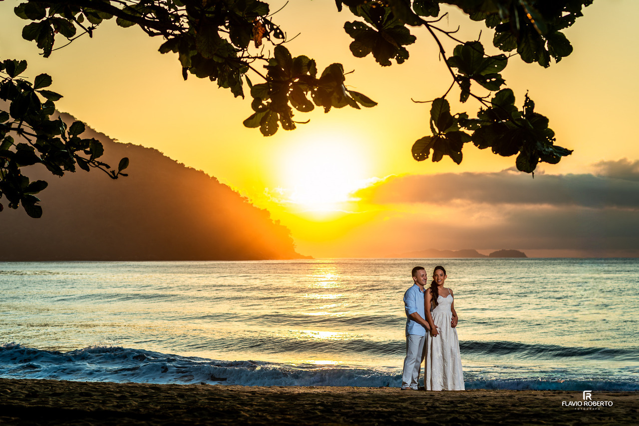 ensaio de casal em Ubatuba com luz do amanhecer e mar ao fundo na Praia Vermelha do Norte