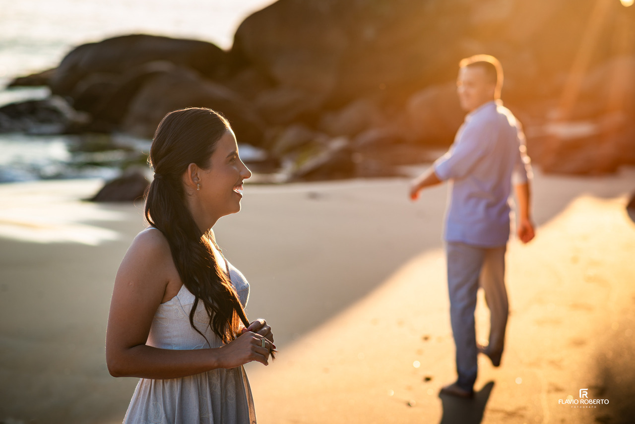ensaio pré wedding em Ubatuba com luz em contraluz destacando o casal na praia