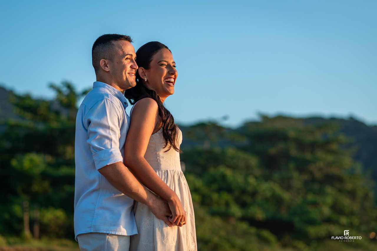 ensaio pré wedding em Ubatuba com casal sorrindo e luz natural suave na praia