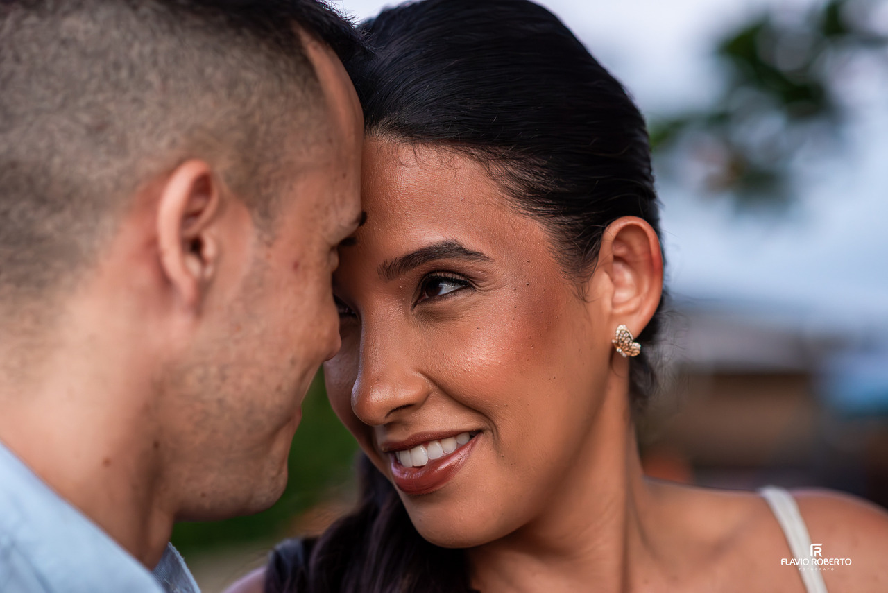 ensaio de casal em Ubatuba close com olhar e conexão natural durante pré wedding