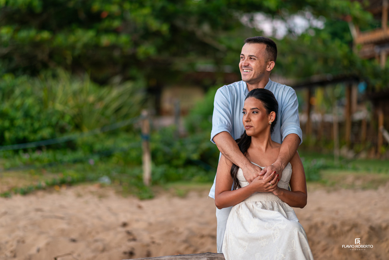 pré wedding em Ubatuba casal abraçado na praia com natureza ao fundo e luz natural