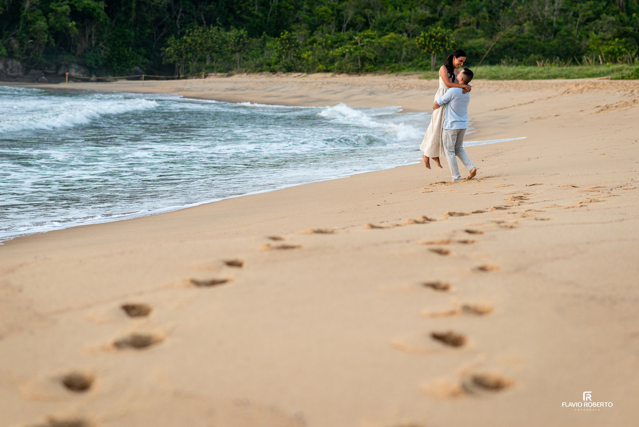pré wedding em Ubatuba casal em momento romântico com movimento na praia