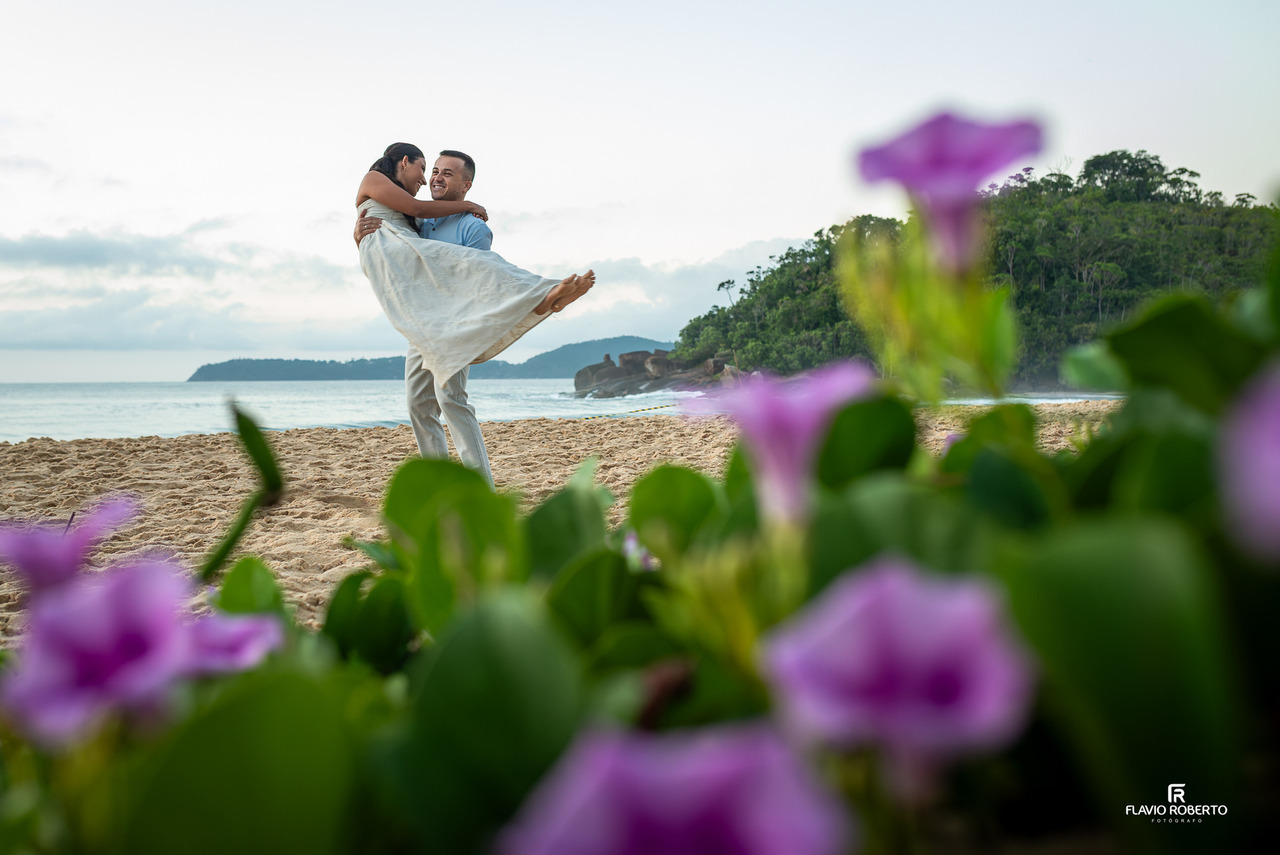 pré wedding em Ubatuba casal em momento espontâneo e divertido na praia