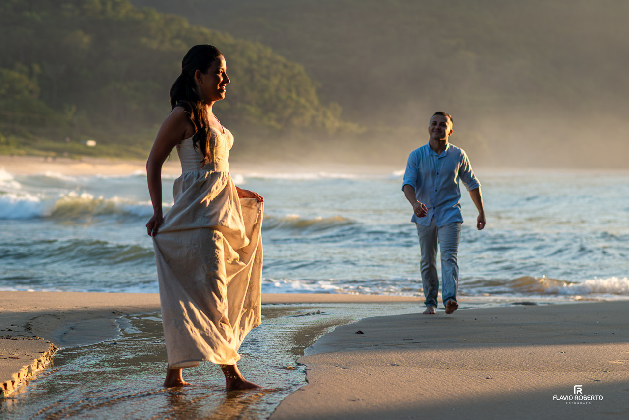 pré wedding na praia em Ubatuba com momento íntimo do casal próximo ao mar