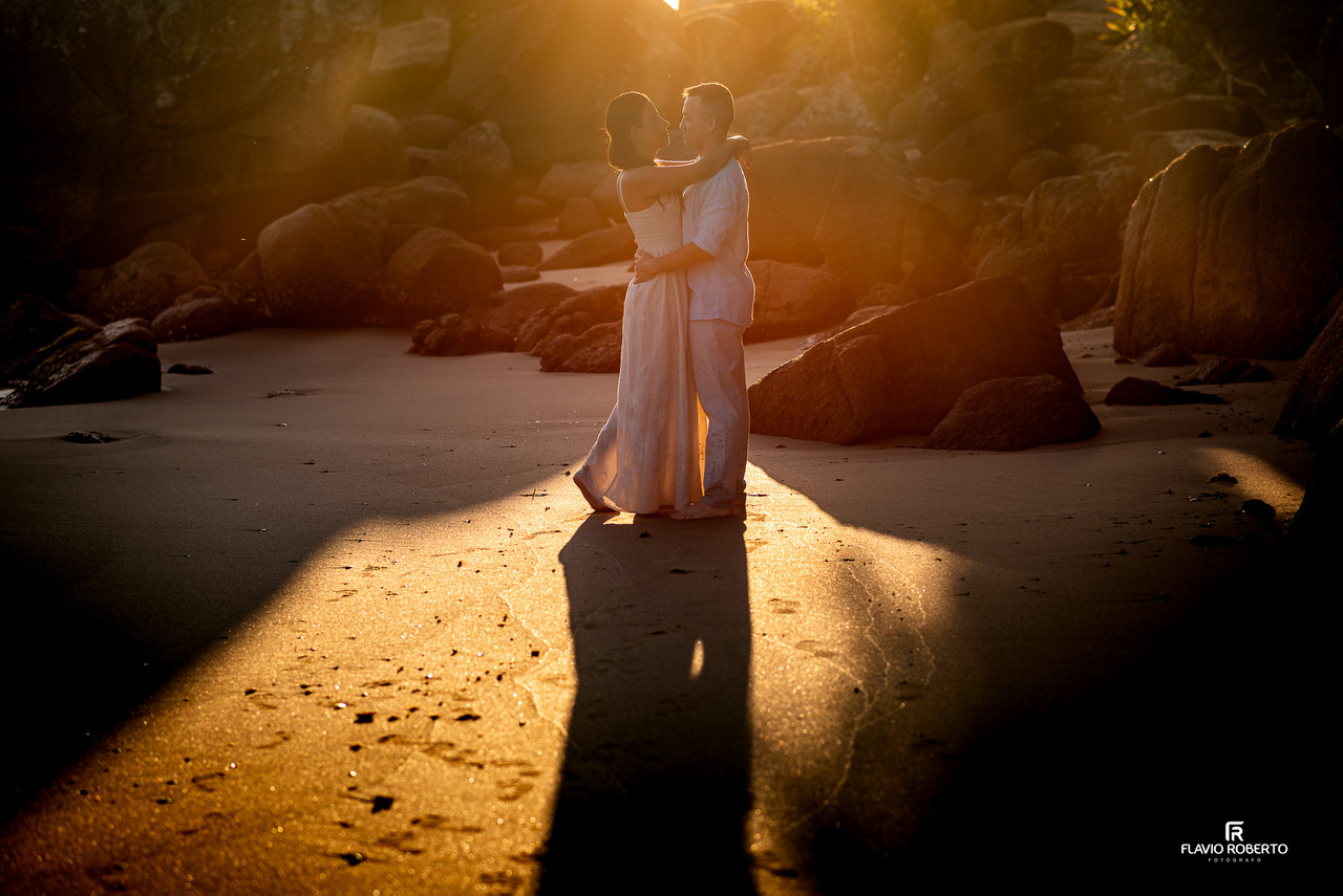 pré wedding em Ubatuba na Praia Vermelha do Norte com casal ao pôr do sol e luz quente