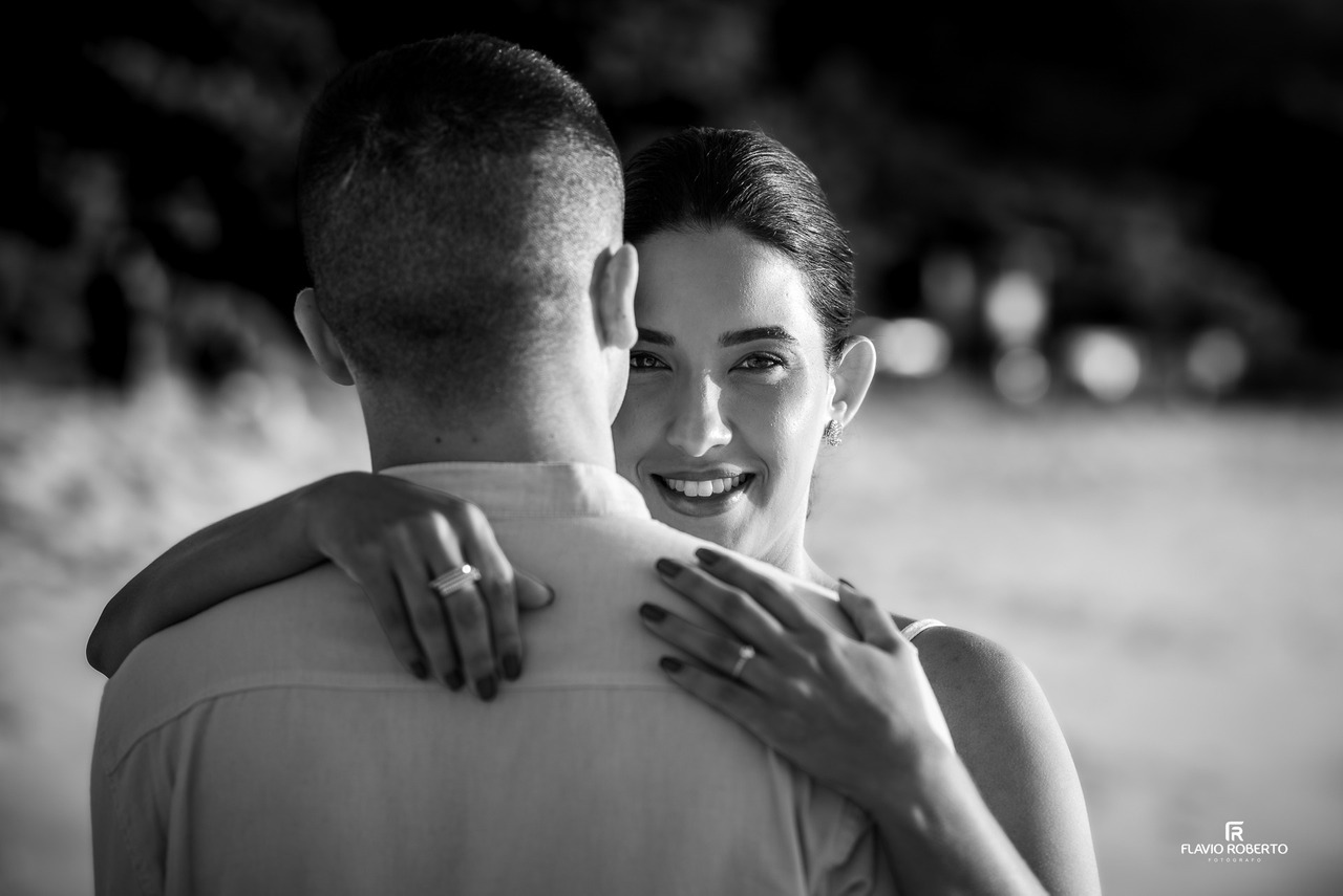 pré wedding em Ubatuba em preto e branco com destaque para conexão e olhar do casal