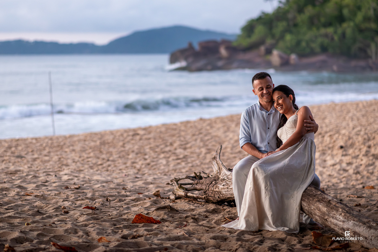 pré wedding em Ubatuba casal sentado na areia com conexão e momento romântico na praia
