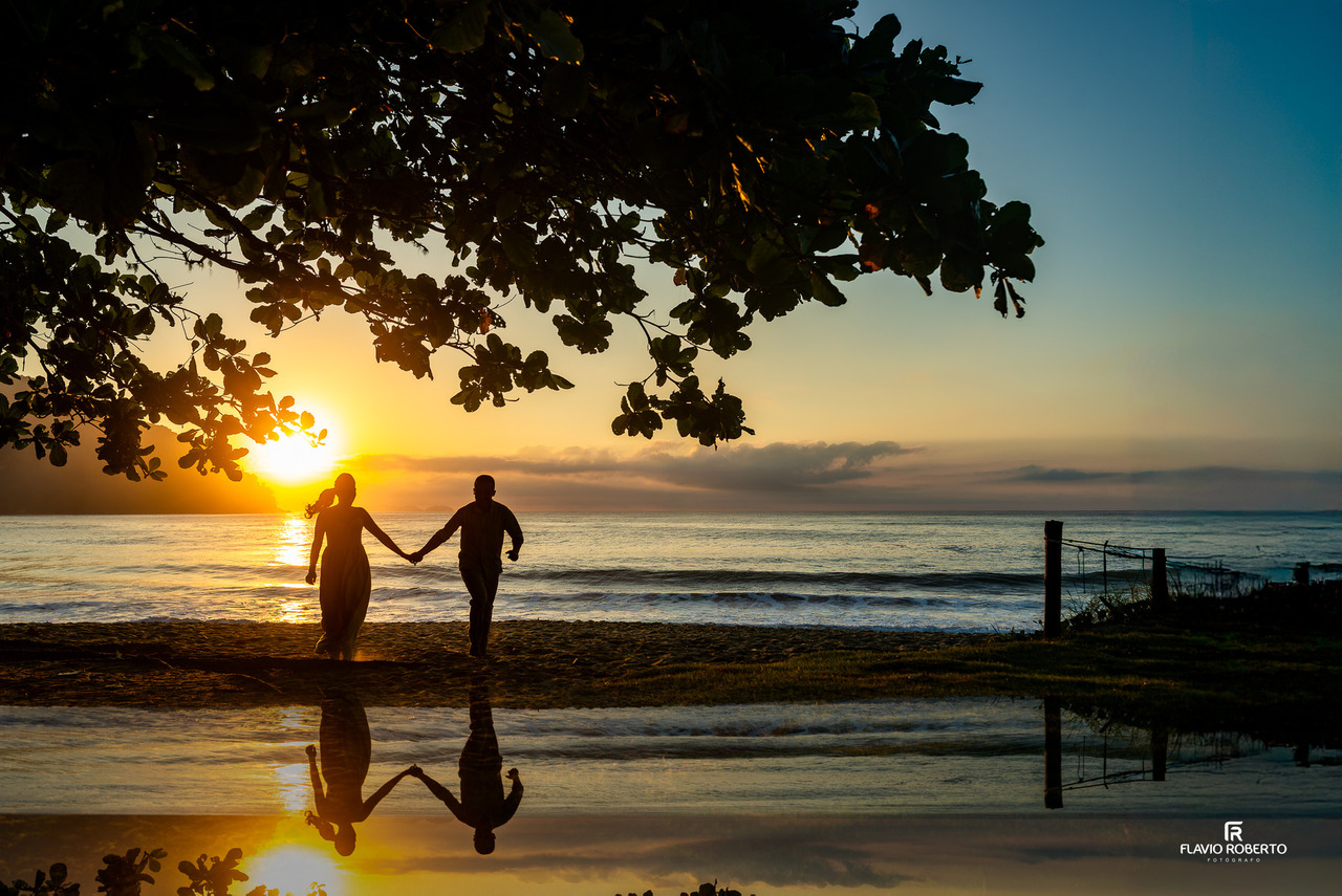 pré wedding em Ubatuba com silhueta do casal ao nascer do sol na praia