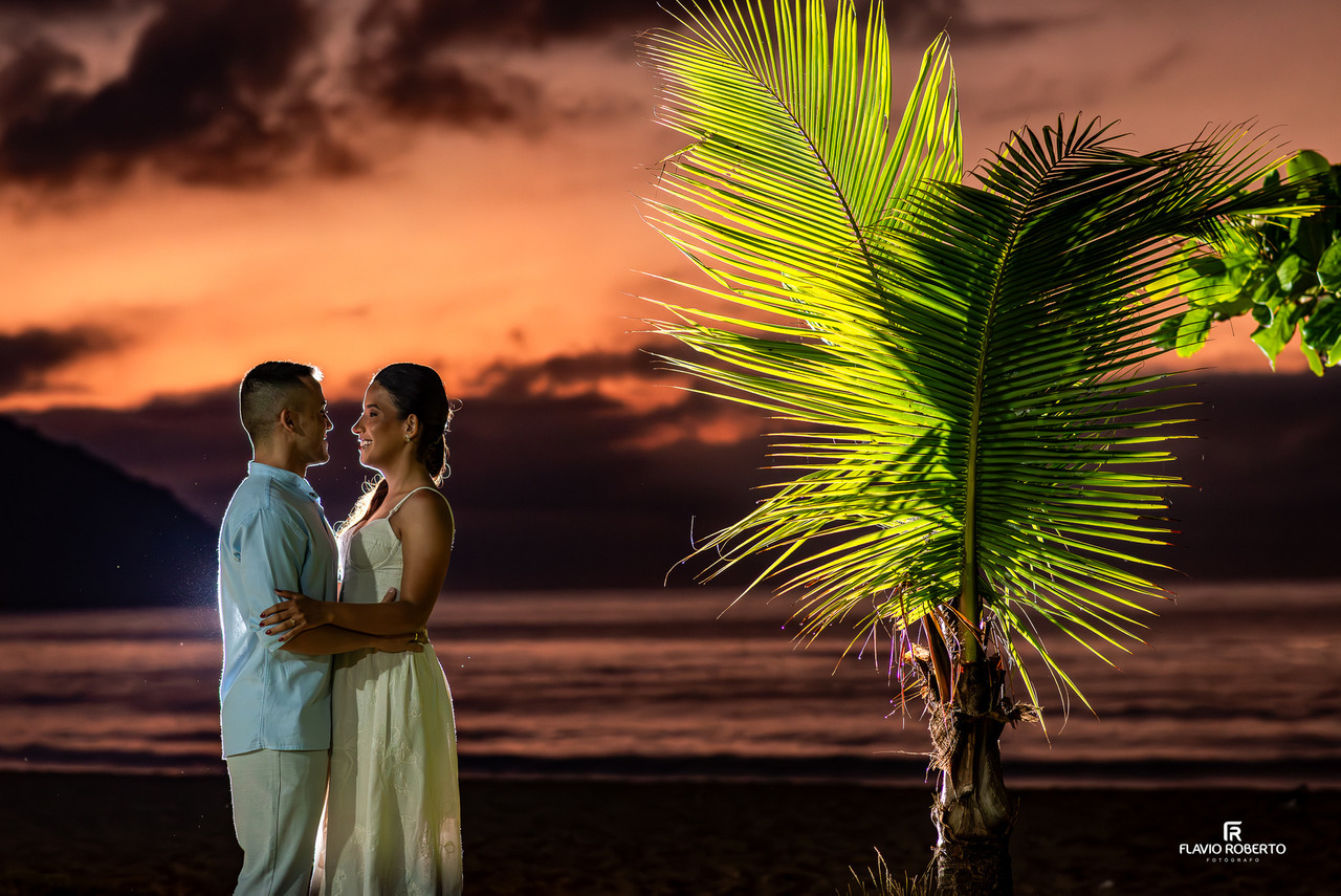 pré wedding em Ubatuba de Letícia e Rodolpho na Praia Vermelha do Norte ao pôr do sol com luz dramática