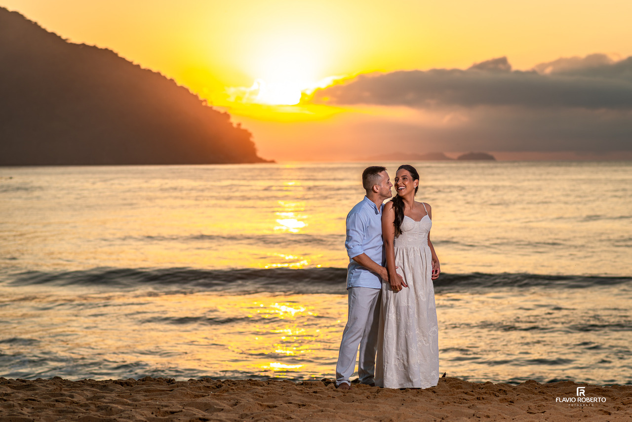pré wedding em Ubatuba de Letícia e Rodolpho ao nascer do sol na Praia Vermelha do Norte com luz dourada