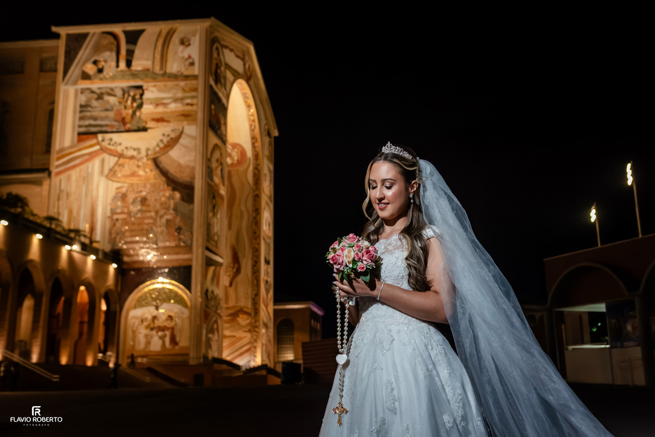 Noiva diante de Nossa Senhora Aparecida no Santuário Nacional