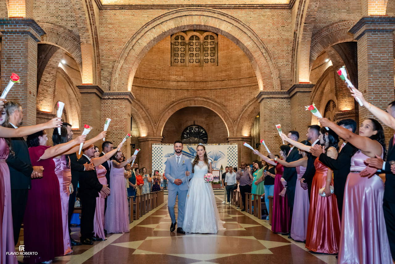 Noivos na saída do casamento no Santuário Nacional de Aparecida
