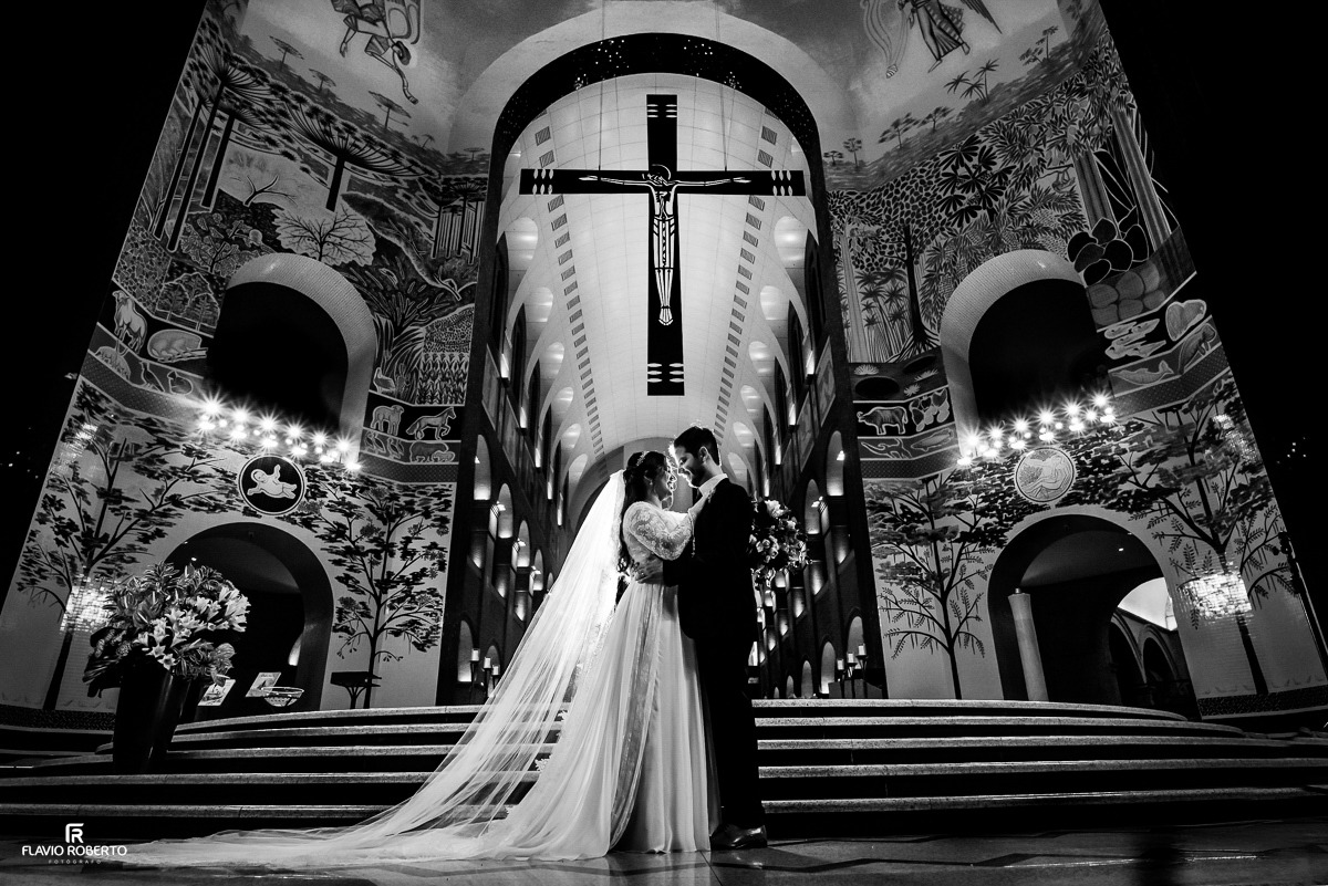 Casal fotografado sob a cruz do Santuário Nacional de Aparecida