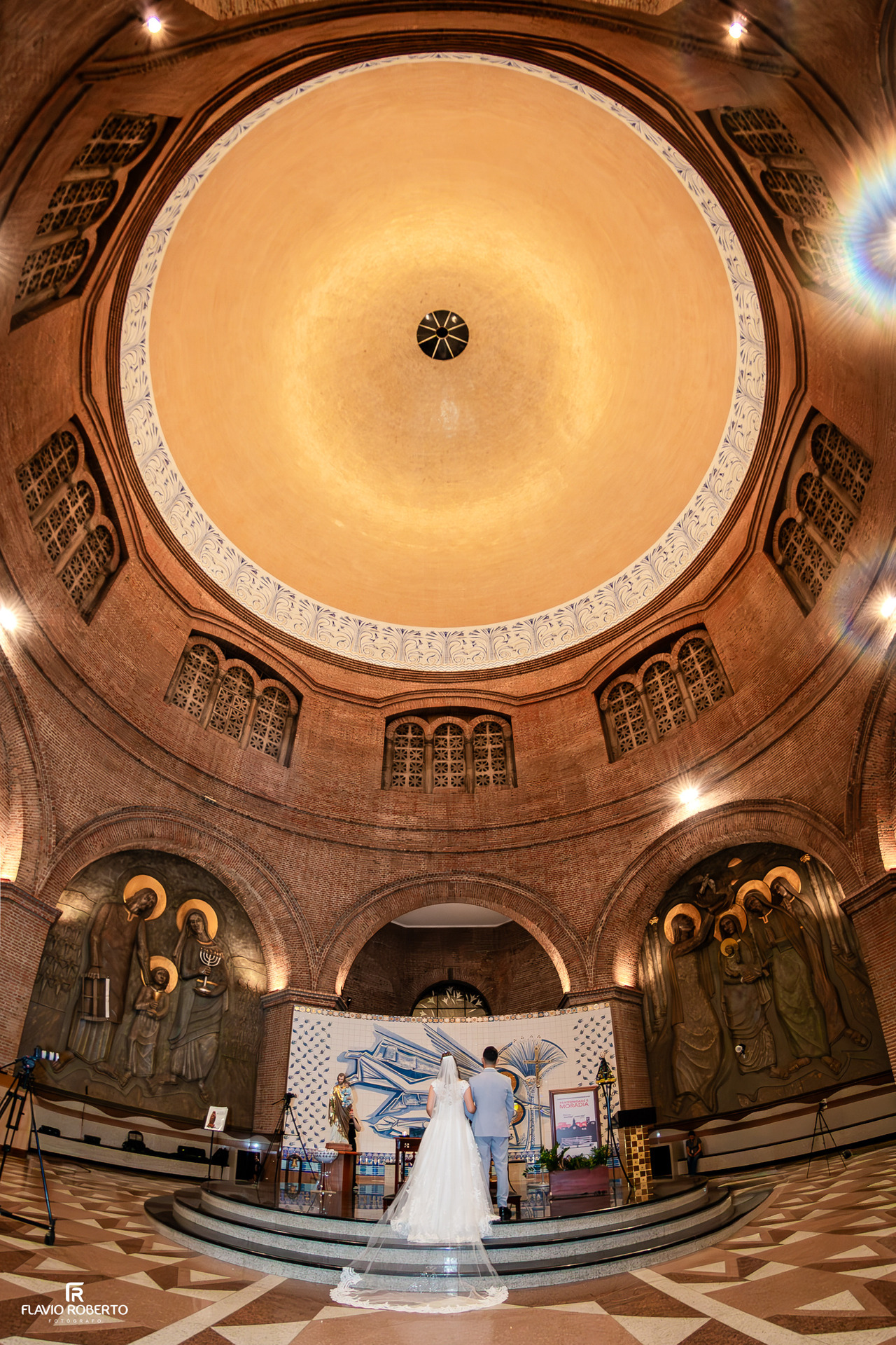 Interior da Capela São José durante casamento no Santuário Nacional