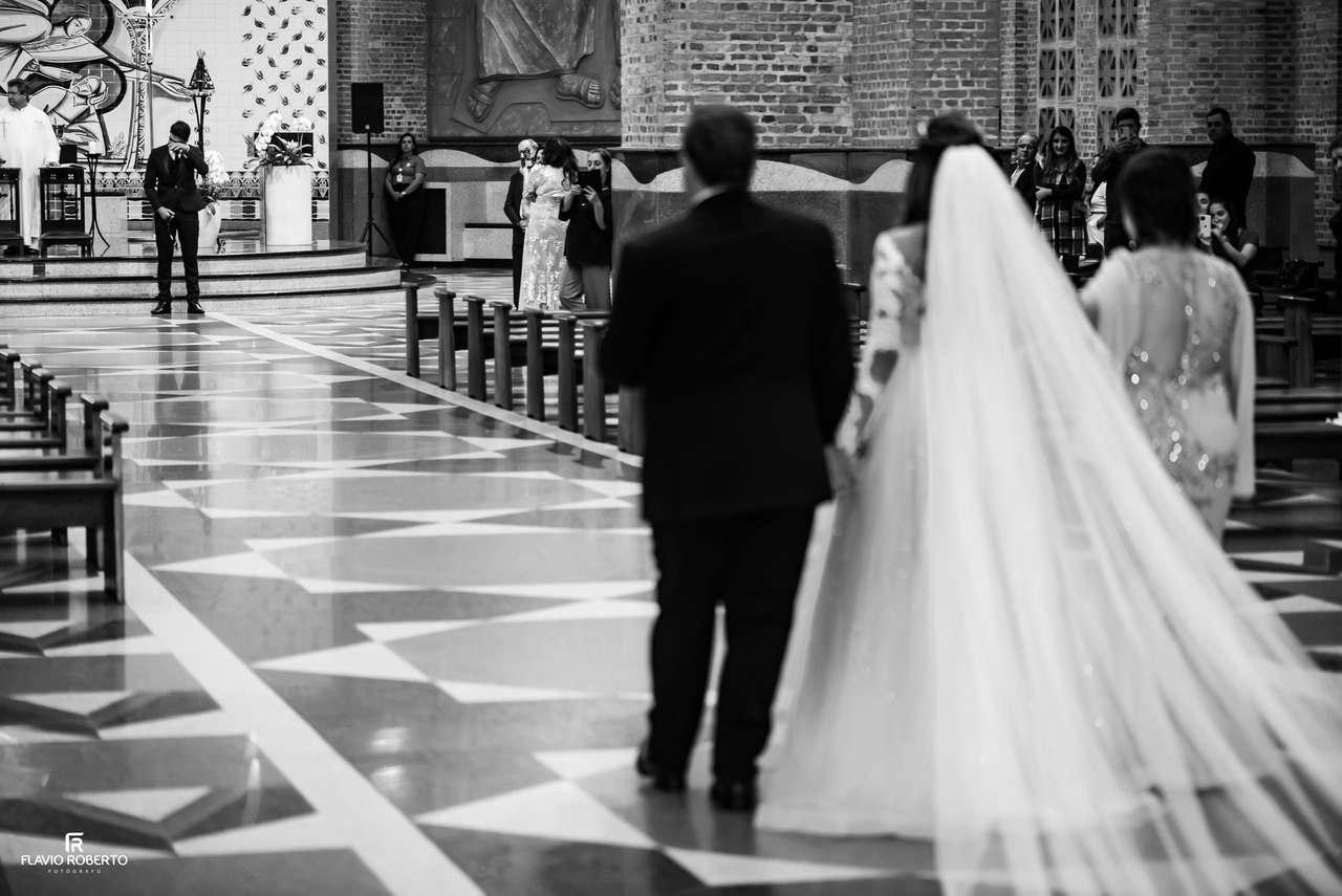 Entrada da noiva em casamento na Capela São José do Santuário Nacional