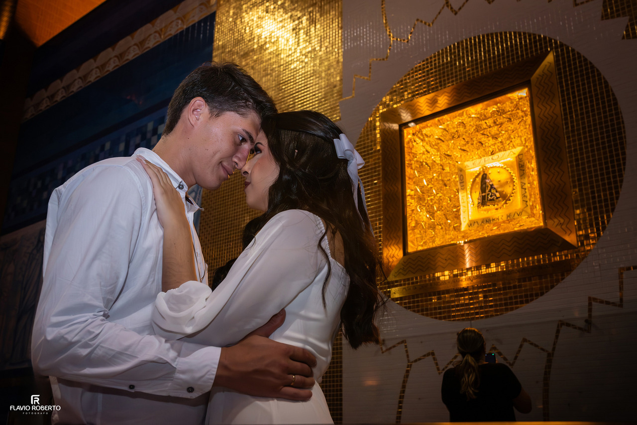 Noivos fotografados no Santuário Nacional de Aparecida