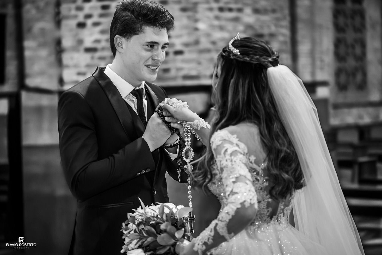 Casal durante casamento no Santuário Nacional de Aparecida