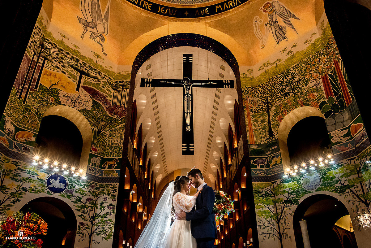 Noivos durante casamento no Santuário Nacional de Aparecida