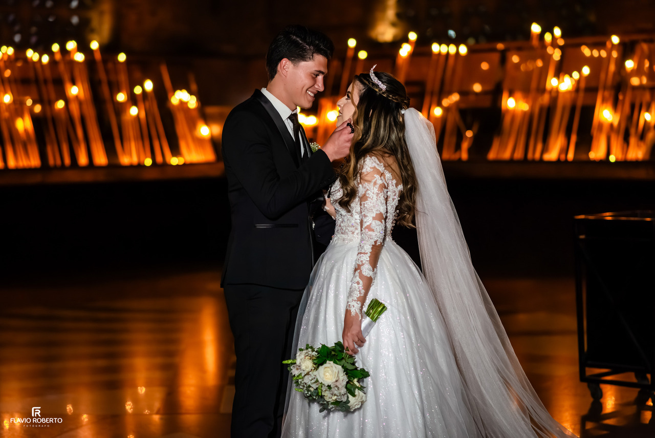 Casal fotografado entre velas no Santuário Nacional de Aparecida