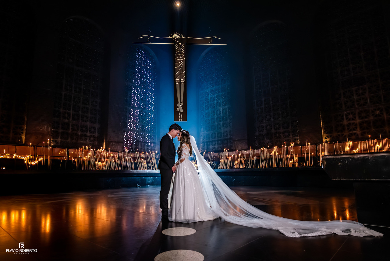 Casal em composição artística no Santuário Nacional de Aparecida