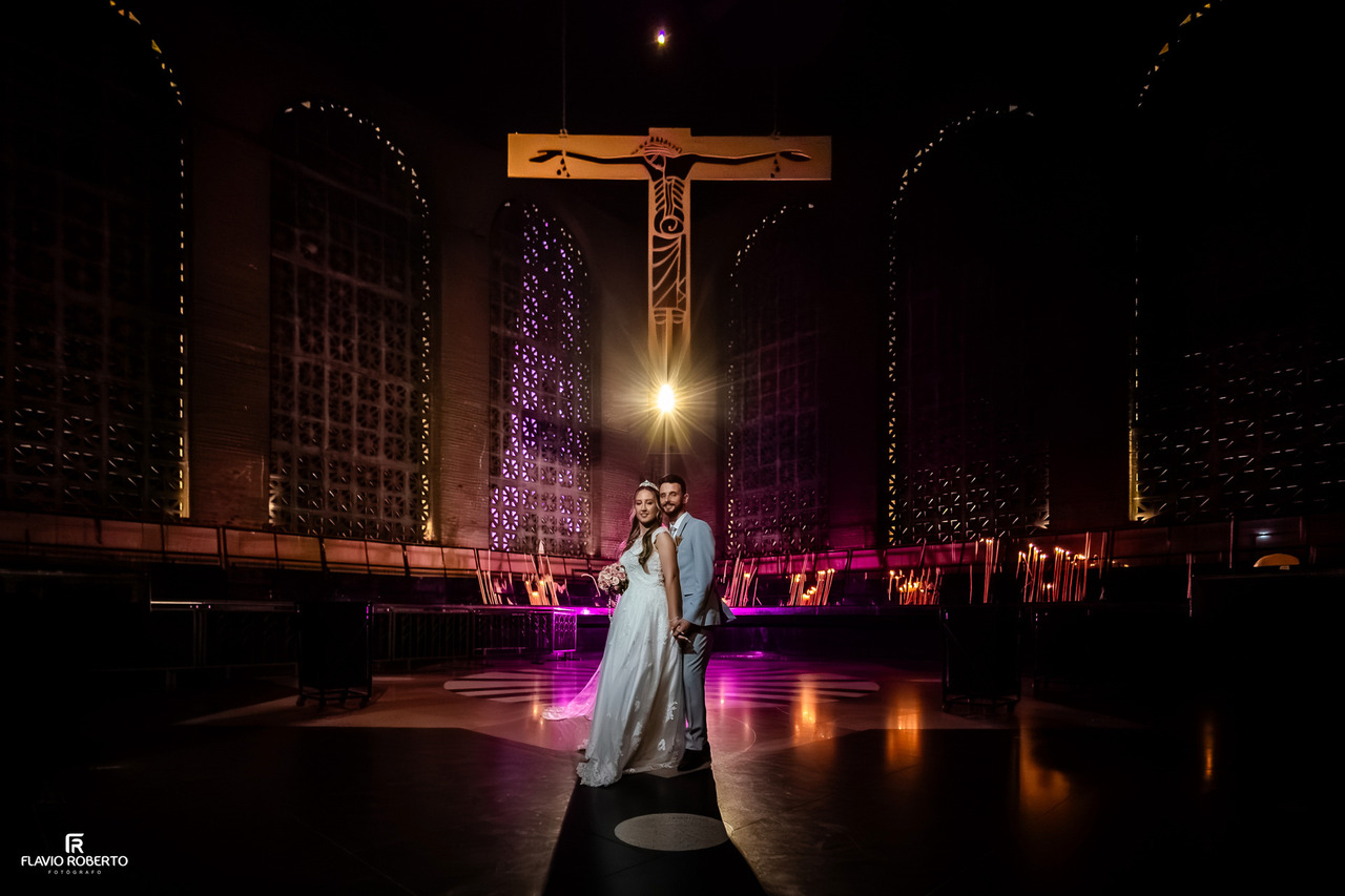 Casal em composição com a cruz do Santuário Nacional de Aparecida