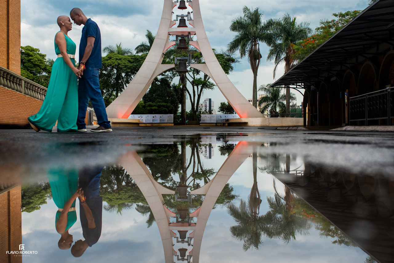 Ensaio de casal junto ao Campanário do Santuário Nacional de Aparecida