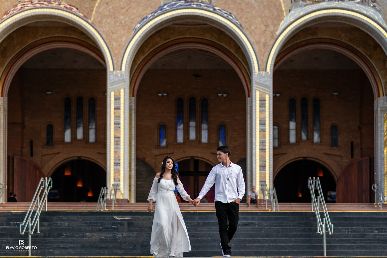 Casal inserido na arquitetura do Santuário Nacional de Aparecida