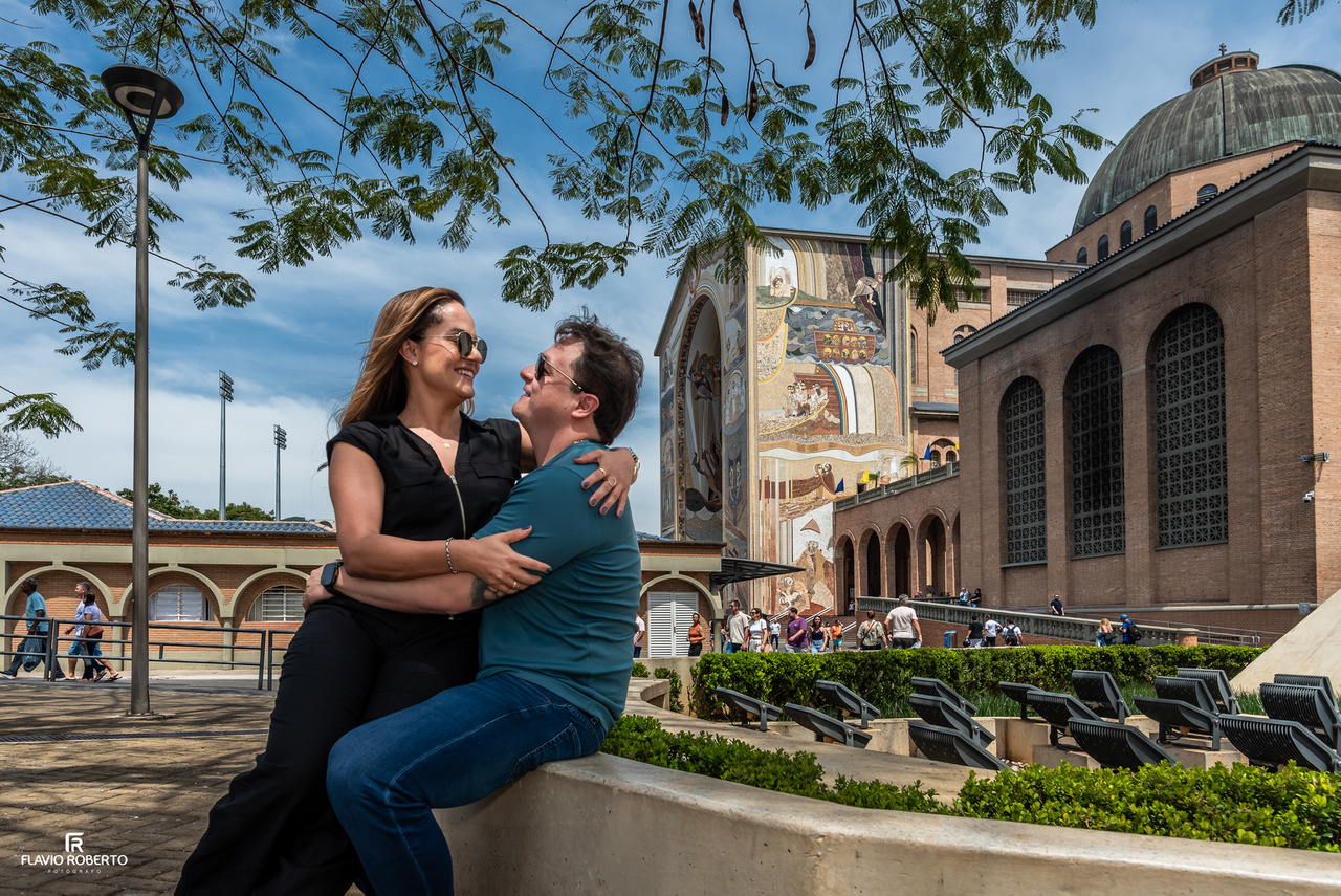 Casal em fotografia explorando a arquitetura do Santuário Nacional